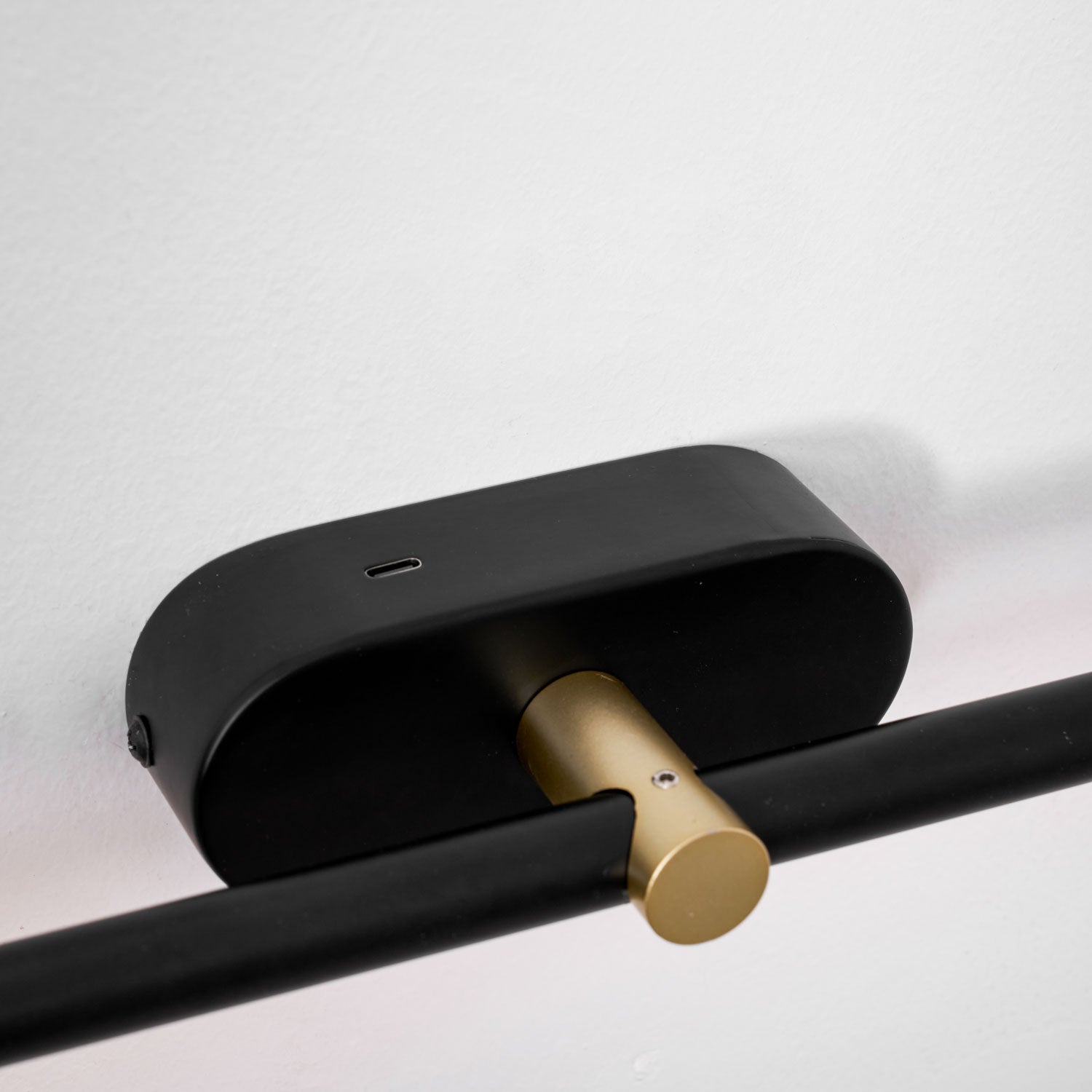 Mora Linear Rechargeable Wall Lamp