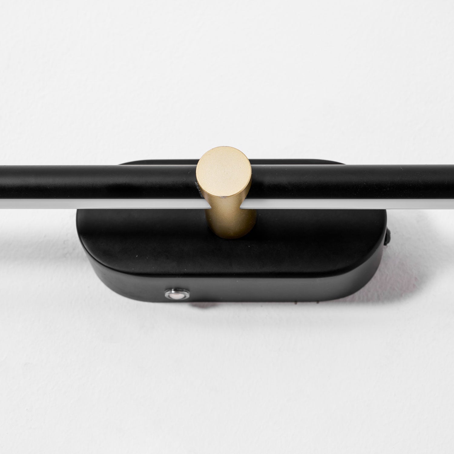 Mora Linear Rechargeable Wall Lamp