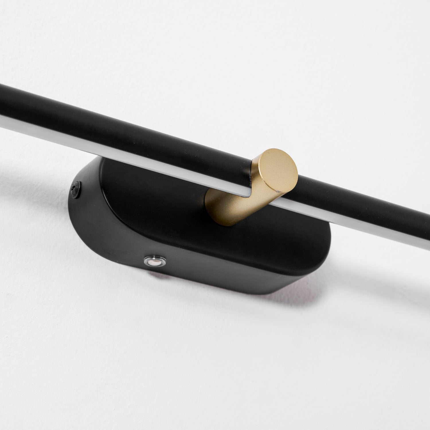 Mora Linear Rechargeable Wall Lamp