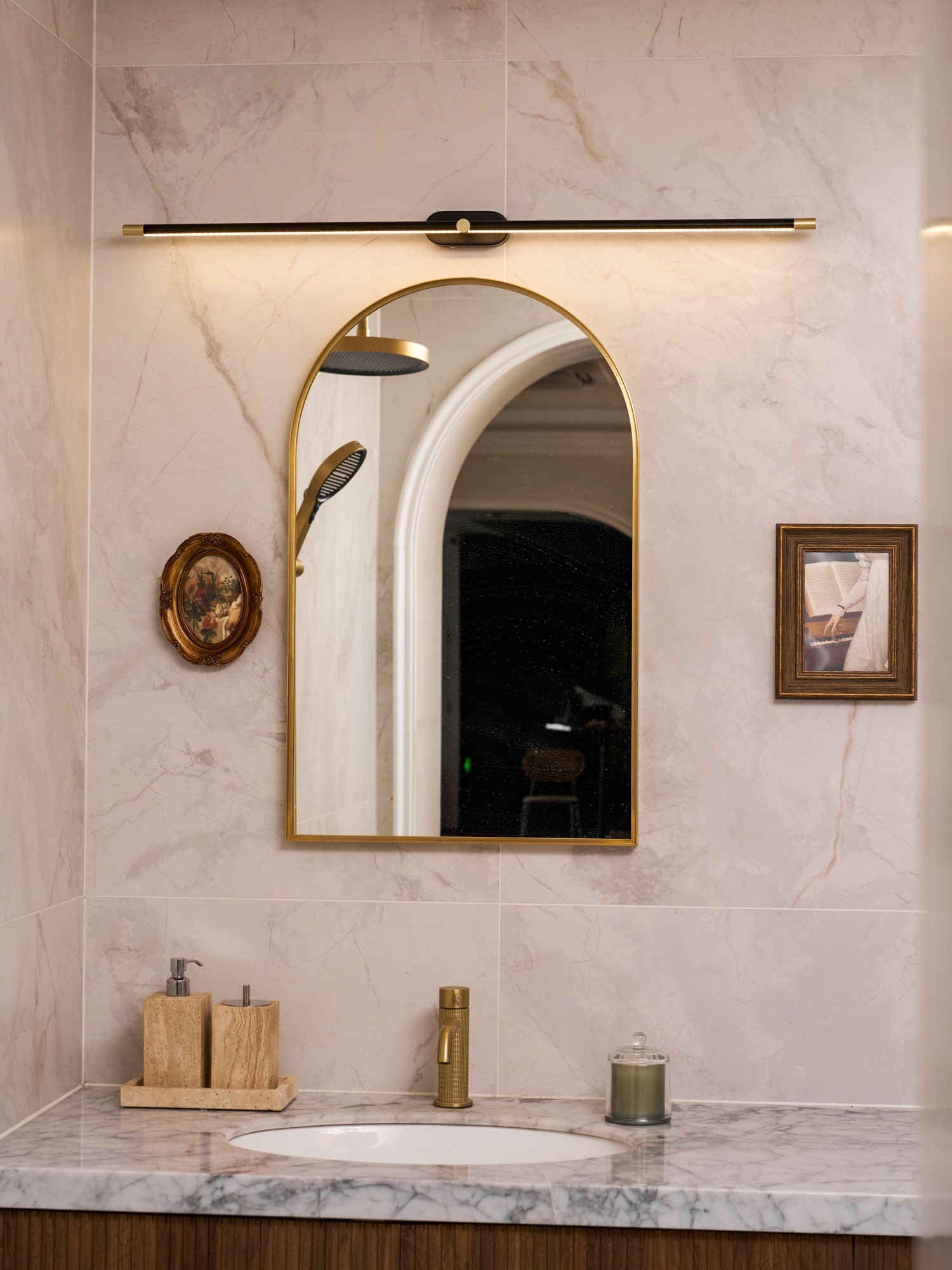 Mora Linear Rechargeable Wall Lamp